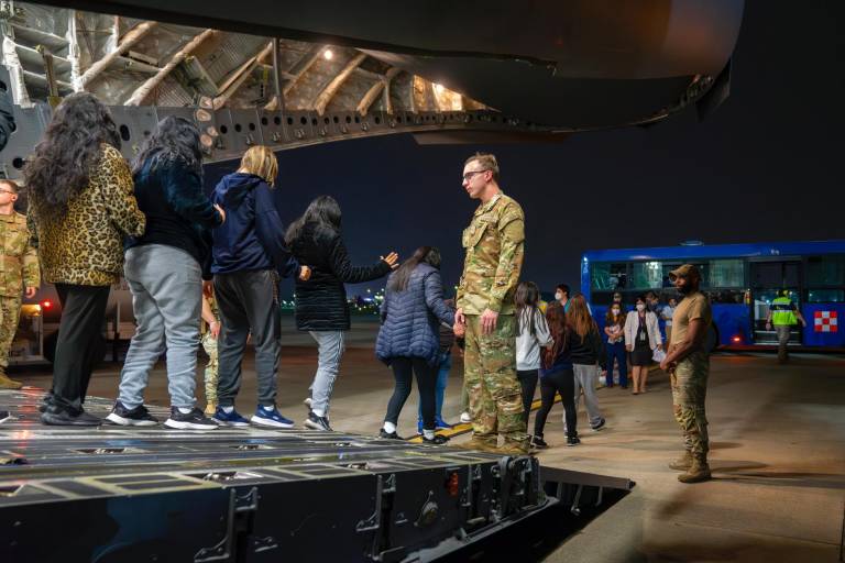 $!Militares estadounidenses vigilan la salida de ecuatorianos de un vuelo de deportación.