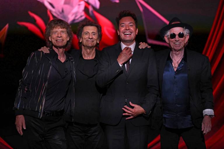 $!Mick Jagger, Ron Wood y Keith Richards de la banda de rock británica The Rolling Stones posan en el escenario con el comediante estadounidense Jimmy Fallon (en el evento de lanzamiento de su nuevo álbum, 'Hackney Diamonds'.