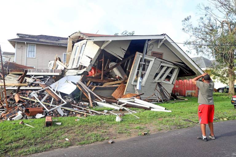 $!Un hombre observa su casa colapsada por el huracán 'Ida' en Nueva Orleans, Luisiana.