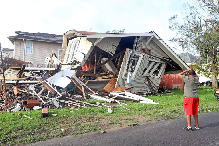 $!Un hombre observa su casa colapsada por el huracán 'Ida' en Nueva Orleans, Luisiana.