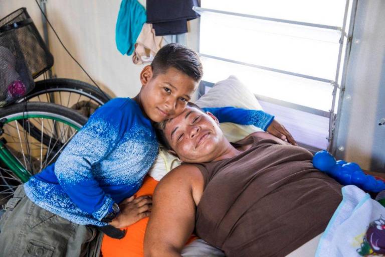 $!Moisés y su madre en la tienda familiar en el albergue Rondón 3 en Boa Vista, Brasil. Foto: ACNUR/Vincent Tremeau.