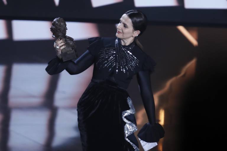 $!La actriz francesa Juliette Binoche recibe el Goya Internacional por su trayectoria profesional, durante la gala de los Premios Goya realizada en Sevilla.