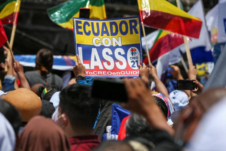 $!Simpatizantes del presidente de Ecuador, Guillermo Lasso, se concentran frente al Palacio de Gobierno para manifestar su apoyo al mandatario.