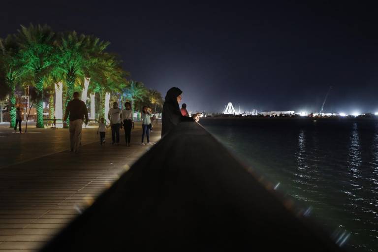 $!En la imagen, tomada el 17/09/2022, una mujer en el paseo marítimo de Lusail, en Doha.