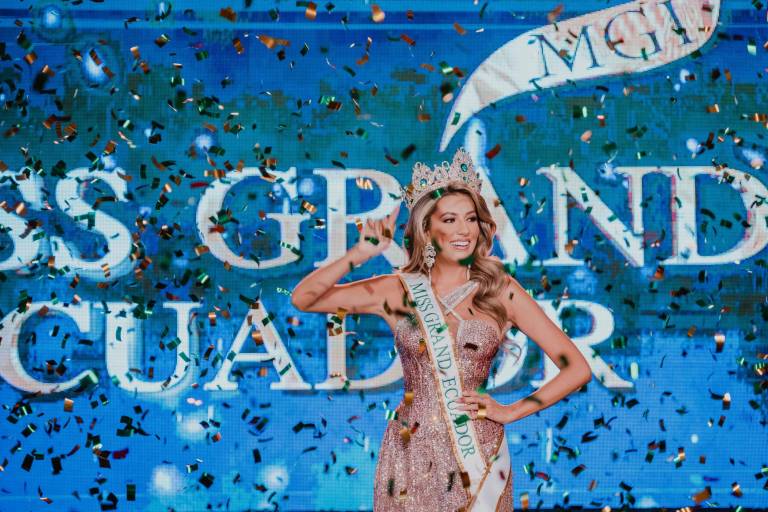 $!María Emilia Vásquez, Miss Grand Ecuador 2022 saludando luego de su coronación.