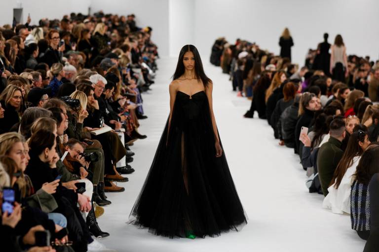 $!Una modelo presenta una creación de Givenchy de su colección Otoño/Invierno 2023-2024 en el Paris Fashion Week.