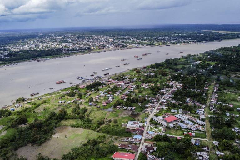 $!Vista aérea de la isla Santa Rosa (abajo) frente a Leticia, Colombia, el 5 de agosto de 2025.