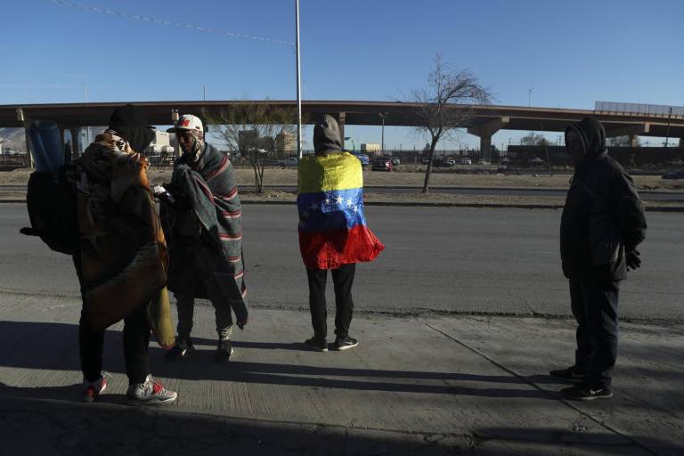 $!Migrantes venezolanos esperan una oportunidad para cruzar la frontera hacia Estados Unidos a través de Ciudad Juárez, estado de Chihuahua, México, el 20 de diciembre de 2022.