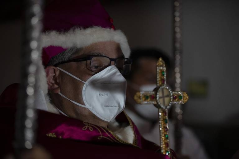 $!Fieles asistieron a ver el tradicional Arrastre de caudas, una antigua celebración católica de Semana Santa que se resiste a la extinción, hoy en Quito (Ecuador).