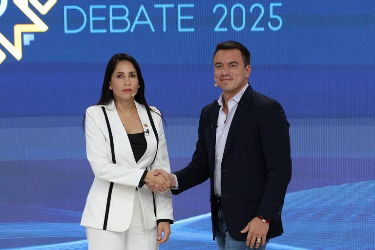 $!El presidente y candidato presidencial de Ecuador, Daniel Noboa, estrecha la mano de la candidata Luisa González.