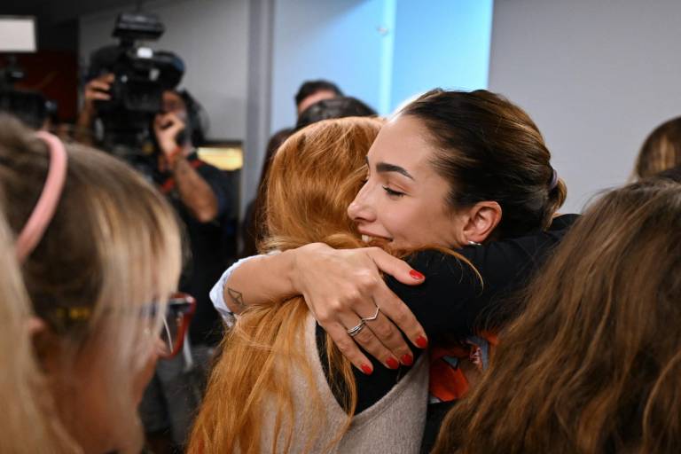 $!La actriz argentina Thelma Fardin (derecha) aparece al final de una conferencia de prensa en Buenos Aires el 10 de junio de 2024.
