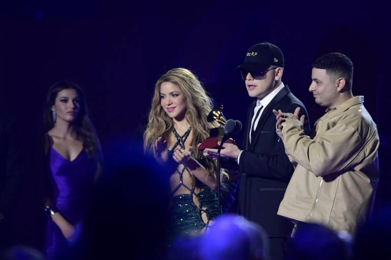 $!La cantante colombiana Shakira y el DJ y productor discográfico argentino Bizarrap (D) reciben su premio a Grabación del Año en el escenario durante la 24.a ceremonia anual de los Premios Grammy Latinos en el Centro de Conferencias y Exposiciones de Sevilla el 16 de noviembre de 2023.