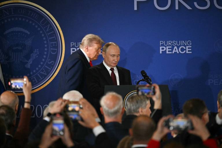 $!El presidente de Estados Unidos, Donald Trump, y el presidente ruso, Vladimir Putin, llegan para ofrecer una conferencia de prensa conjunta.