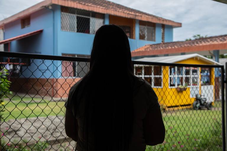 $!María salió de Caquetá, Colombia, con sus tres hijos y su nuera de 17 años. Un grupo armado dijo que los enviaría en una f