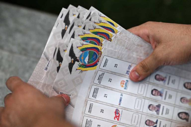 $!Hasta las 13:00, solo el 30% de los ecuatorianos había votado, según el CNE, lo que ha generado llamados urgentes a la participación.