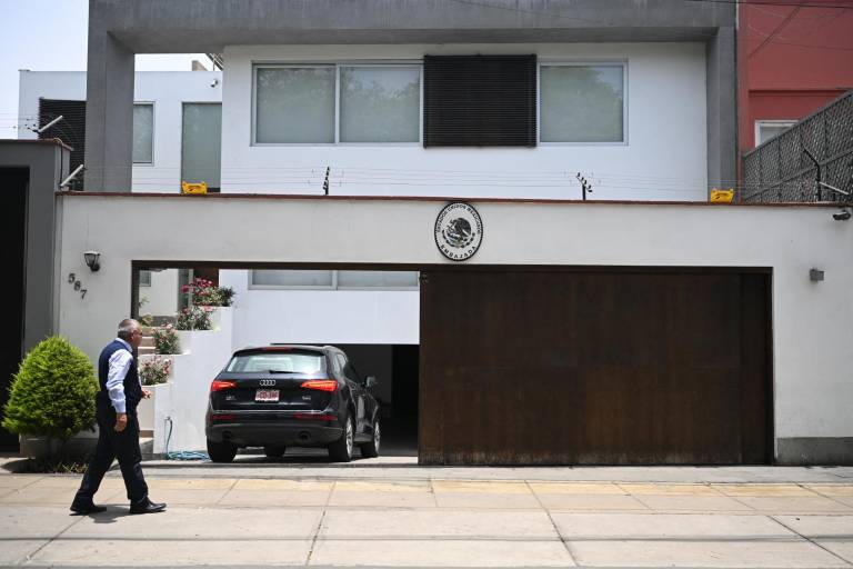 $!Un automóvil se detiene frente a la residencia de la Embajada de México en Lima el 4 de noviembre de 2025.