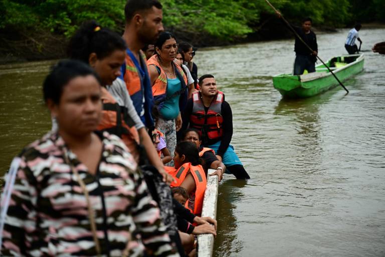 $!Migrantes se preparan para desembarcar a su llegada al Centro de Recepción Temporal de Migrantes en Lajas Blancas.