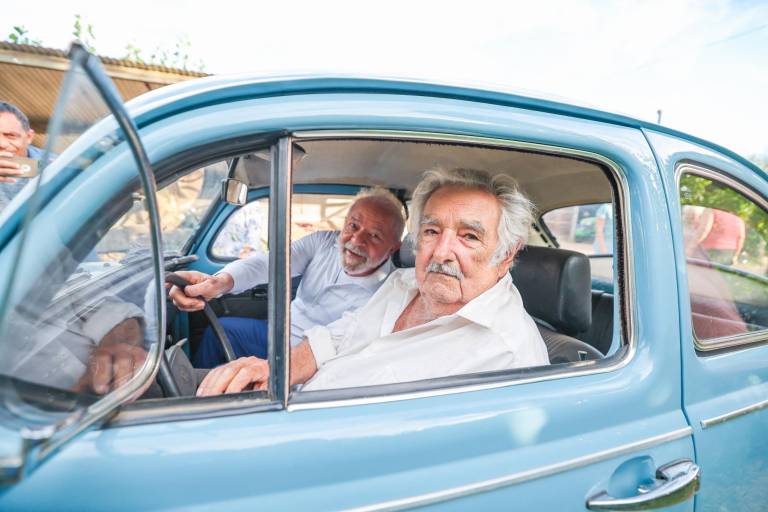 $!El presidente de Brasil, Luiz Inácio Lula da Silva, envió un mensaje a su hermano Mujica tras el anuncio. Eres un faro en la lucha por un mundo mejor, publicó en la red social X junto a una foto de ambos a bordo del legendario Volkswagen Escarabajo del expresidente uruguayo.