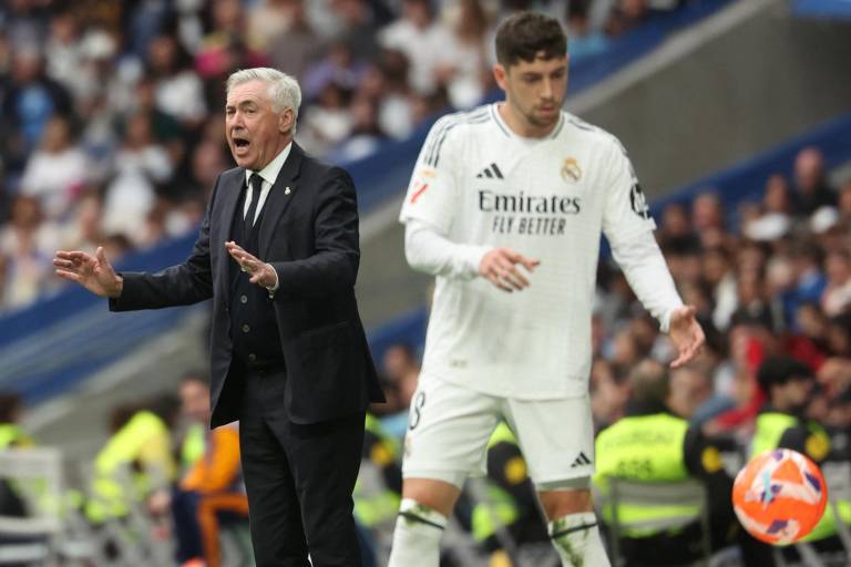 $!El entrenador italiano del Real Madrid, Carlo Ancelotti, grita instrucciones a los jugadores