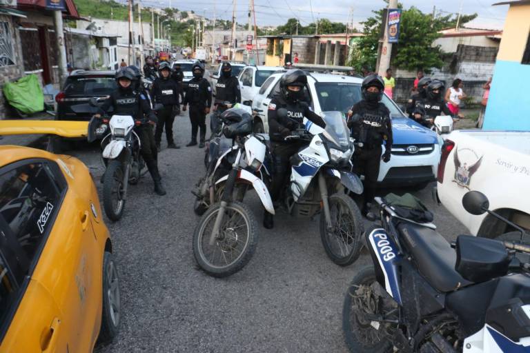 $!Policías arribaron a la manzana en la que se llevaron a cabo la mayoría de asesinatos.