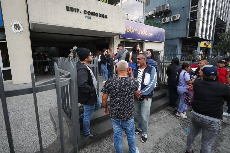$!Ciudadanos venezolanos esperan información a las afueras del consulado de Venezuela, tras el anuncio del presidente Nicolás Maduro del cierre de la Embajada y consulados, en Quito.