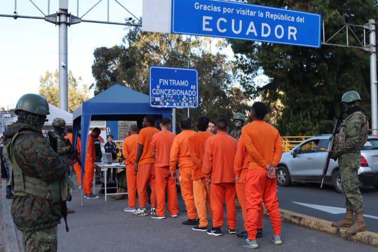 $!Fuerzas Armadas de Ecuador custodian a presos colombianos durante deportación.