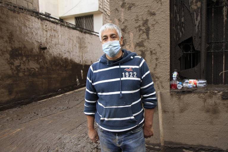 $!La casa de Eduardo Sandoval quedó llena de lodo y escombros.