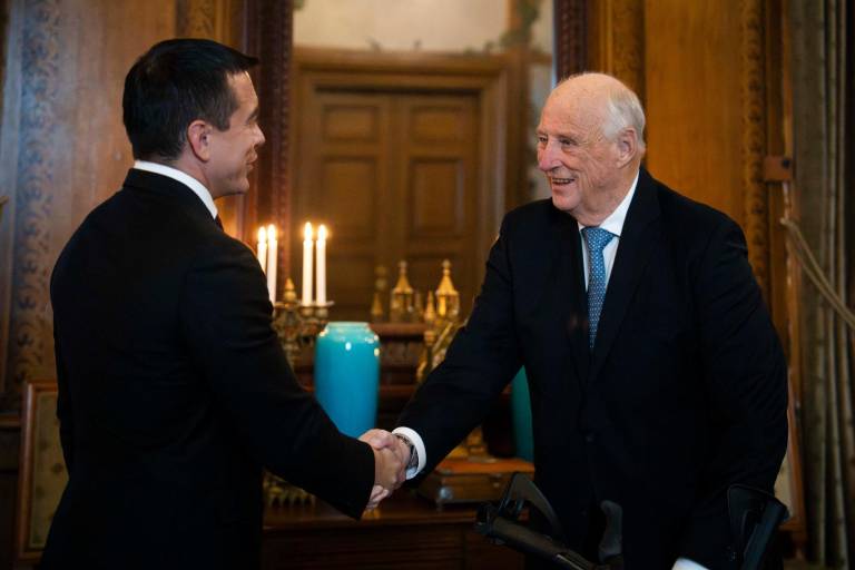 $!El mandatario ecuatoriano Daniel Noboa estrecha la mano del rey Harald V.