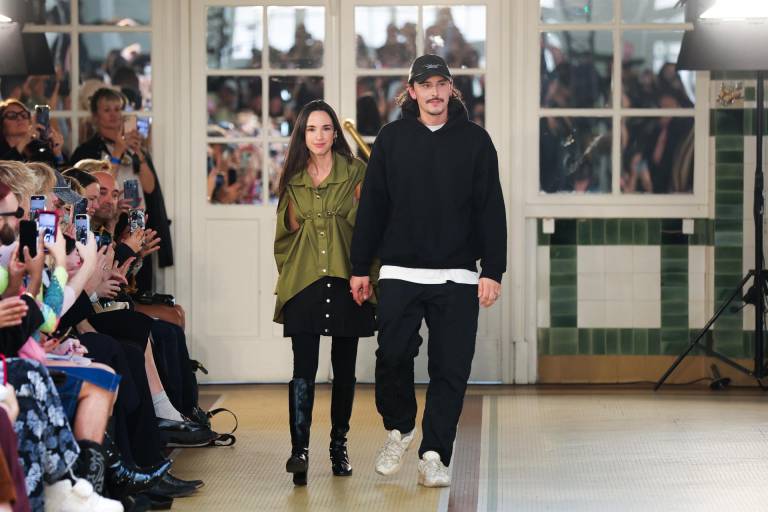$!La diseñadora rusa Victoria Feldman y el diseñador letón Tomas Berzins aparecen en la pasarela después de la presentación de la colección de su marca Victoria/Tomas durante la Semana de la Moda de París.