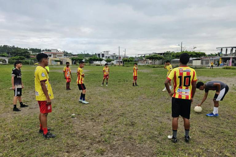 $!Niños participan en un entrenamiento del Club Huracán.