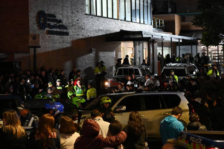 $!Personas esperando afuera de la Clínica Fundación Santa Fe, el día del ataque, donde el senador Miguel Uribe Turbay recibía atención médica.