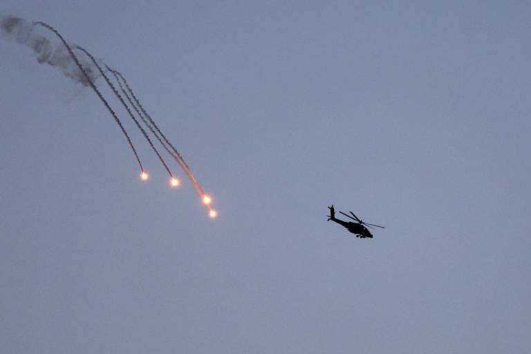 $!Helicóptero israelí realiza ataques en la Franja de Gaza.