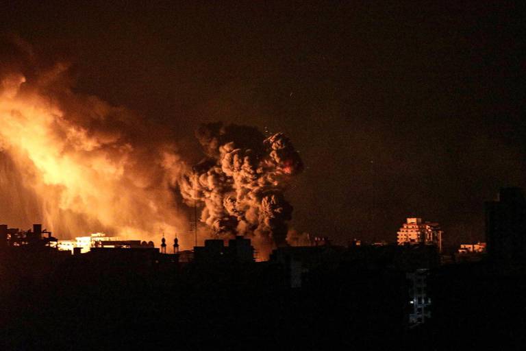 $!El humo se eleva tras los ataques aéreos israelíes en el norte de la Franja de Gaza, 5 de noviembre de 2023.