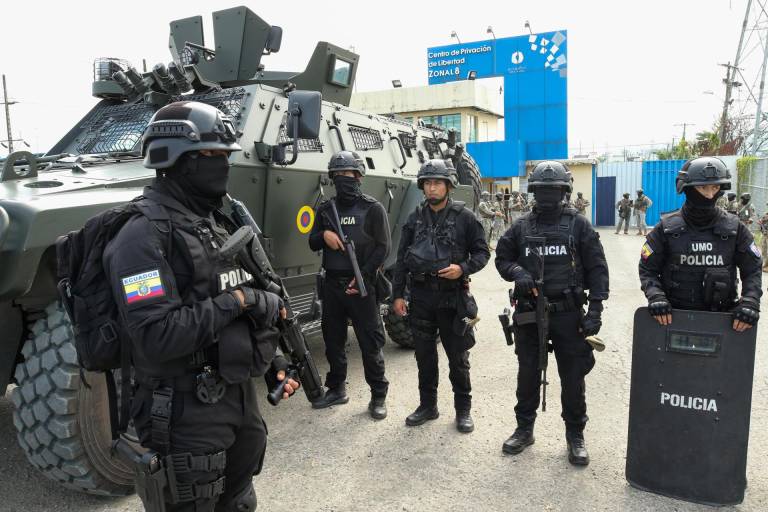 $!Agentes de policía vigilan el operativo de llegada del exvicepresidente Jorge Glas a la cárcel La Roca, este sábado en Guayaquil.