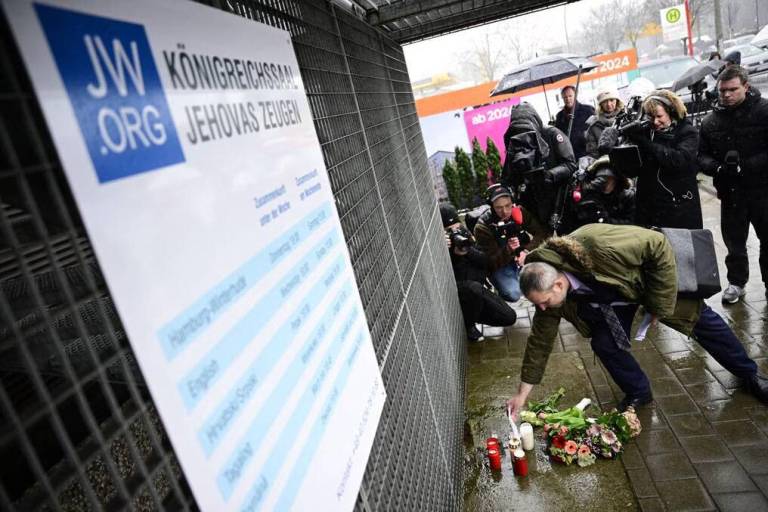 $!El asaltante entró por la fuerza en el edificio, situado en una gran avenida de esta ciudad del norte de Alemania. Según la publicación Der Spiegel había dentro unas cincuenta personas, reunidas para una sesión de rezos.