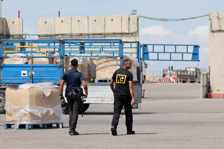 $!Los camiones que transportan ayuda humanitaria destinada a Gaza esperan autorización en el cruce fronterizo de Kerem Shalom (Karm Abu Salem) el 14 de marzo de 2024.