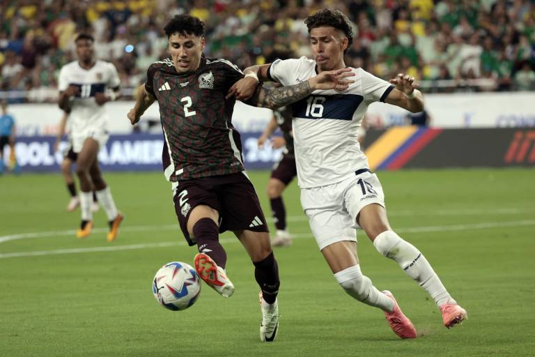 $!Jeremy Sarmiento de Ecuador (D) y Jorge Sánchez de México (I) en acción durante el partido de fútbol del grupo B de la CONMEBOL Copa América 2024 entre México y Ecuador en Glendale, Arizona, EE.UU., el 30 de junio de 2024.