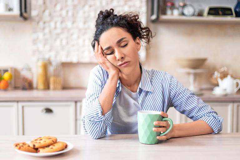 $!Mujer dormida en la cocina, la falta de descanso adecuado por la noche puede acarrrear cansancio en el día.