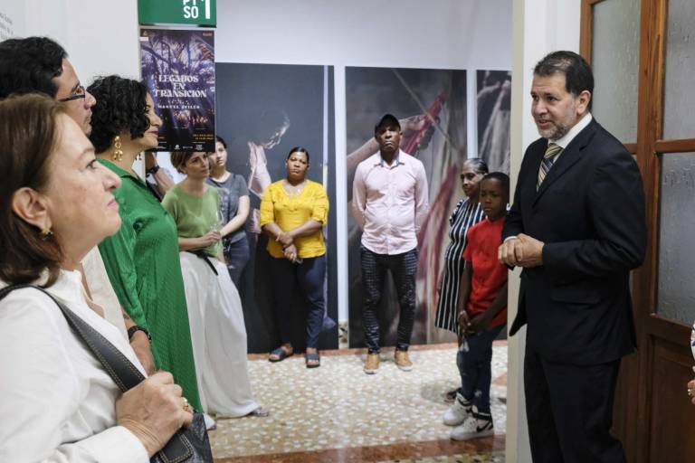 $!El fotógrafo Manuel Avilés y la curadora de la exposición María Portaluppi hablan durante la inauguración.