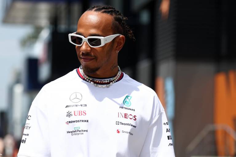 $!El corredor Lewis Hamilton usando gafas con montura gruesa en color blanco.