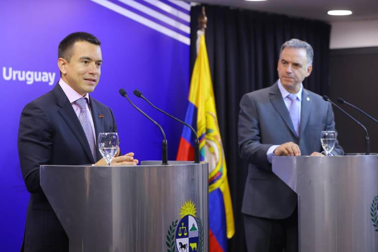 $!El presidente de Ecuador, Daniel Noboa, habla junto a su homólogo de Uruguay, Yamandú Orsi, durante una rueda de prensa este martes.