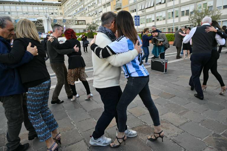 $!Bailadores de tango se apostaron al pie del hospital Gemelli para animar al Papa Francisco.