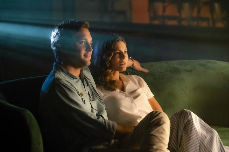 $!Fotografía cedida por Paramount+ que muestra a los actores Diego Boneta y Mónica Barbaro durante una escena de la película At Midnight.