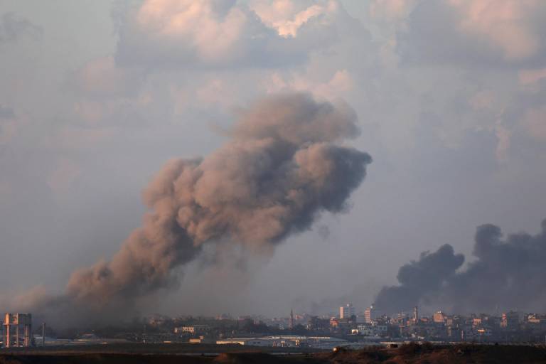 $!El humo se eleva tras los ataques contra el sur de Gaza, visto desde Be'Äôeri, Israel, el 6 de diciembre de 2023. Las fuerzas israelíes reanudaron los ataques militares contra Gaza después de que el 1 de diciembre expirara una tregua de una semana.