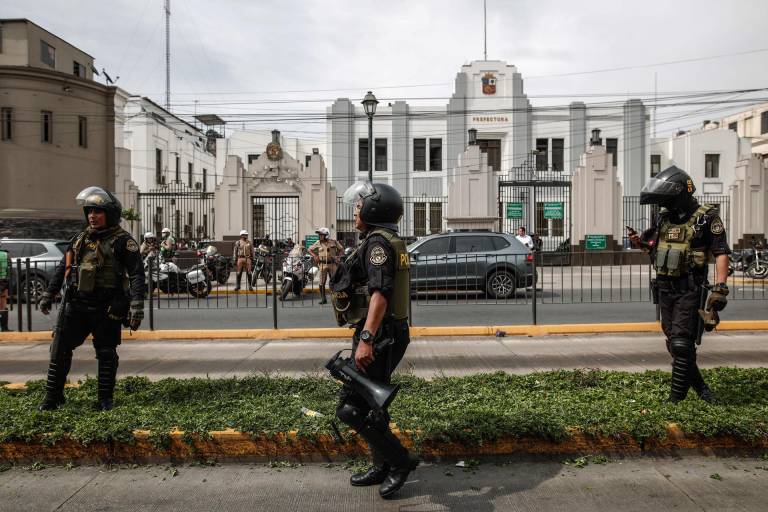 $!Policías vigilan la Prefectura donde se encuentra el presidente Pedro Castillo hoy, en Lima (Perú).