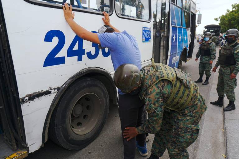 $!Militares y policías operan en sectores críticos de Guayaquil