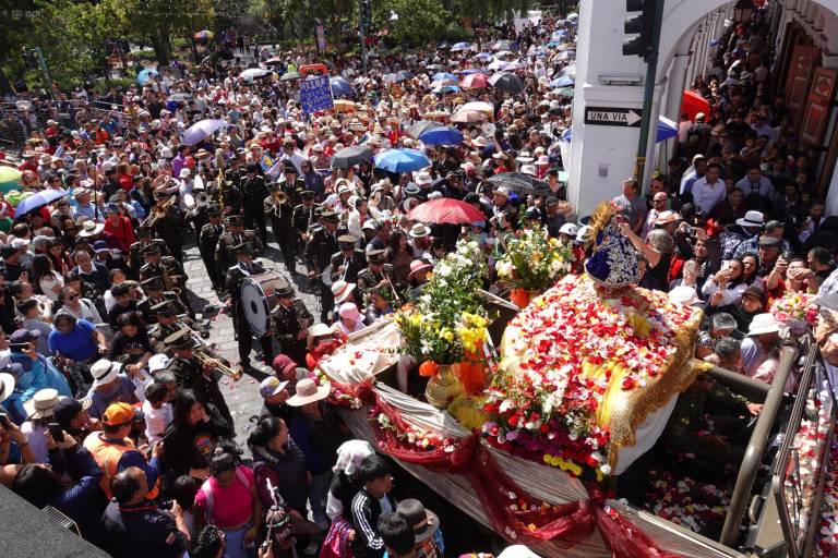 $!Miles de creyentes caminan por el Centro Histórico de Cuenca, acompañando a la imagen del Niño Viajero.