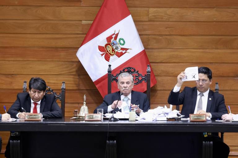 $!Fotografía cedida por el Congreso de Perú donde se ve la votación para escoger a José María Balcázar como presidente interino de Perú este miércoles.