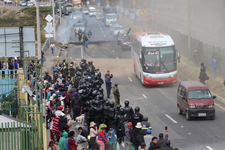 $!Habitantes de la Comuna San Miguel del Común, cierran la vía Panamericana Norte, a la altura de Oyacoto.