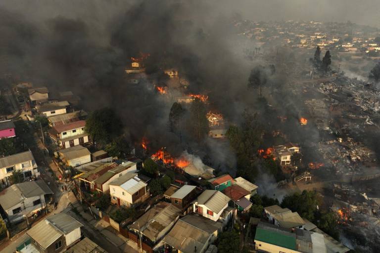 $!Vista aérea del incendio forestal que afecta los cerros de la ciudad de Viña del Mar en el sector Las Pataguas, Chile, tomada el 3 de febrero de 2024.